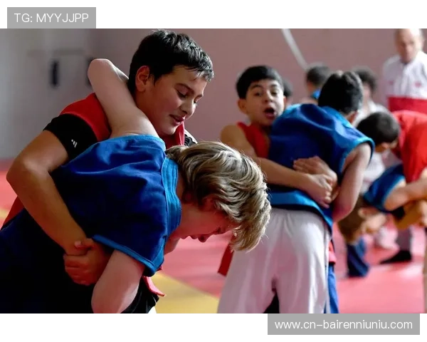 欧洲摔跤锦标赛古典式87公斤级：格鲁吉亚选手祖拉布·达图纳什维利技术分优势卫冕